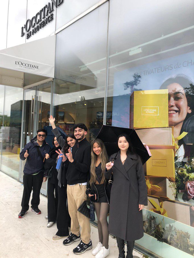 Students in front of l'Occitane store in Lyon